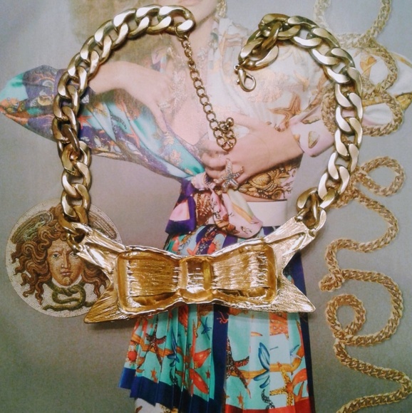 Gold Bow Chain Necklace - Picture 6 of 7